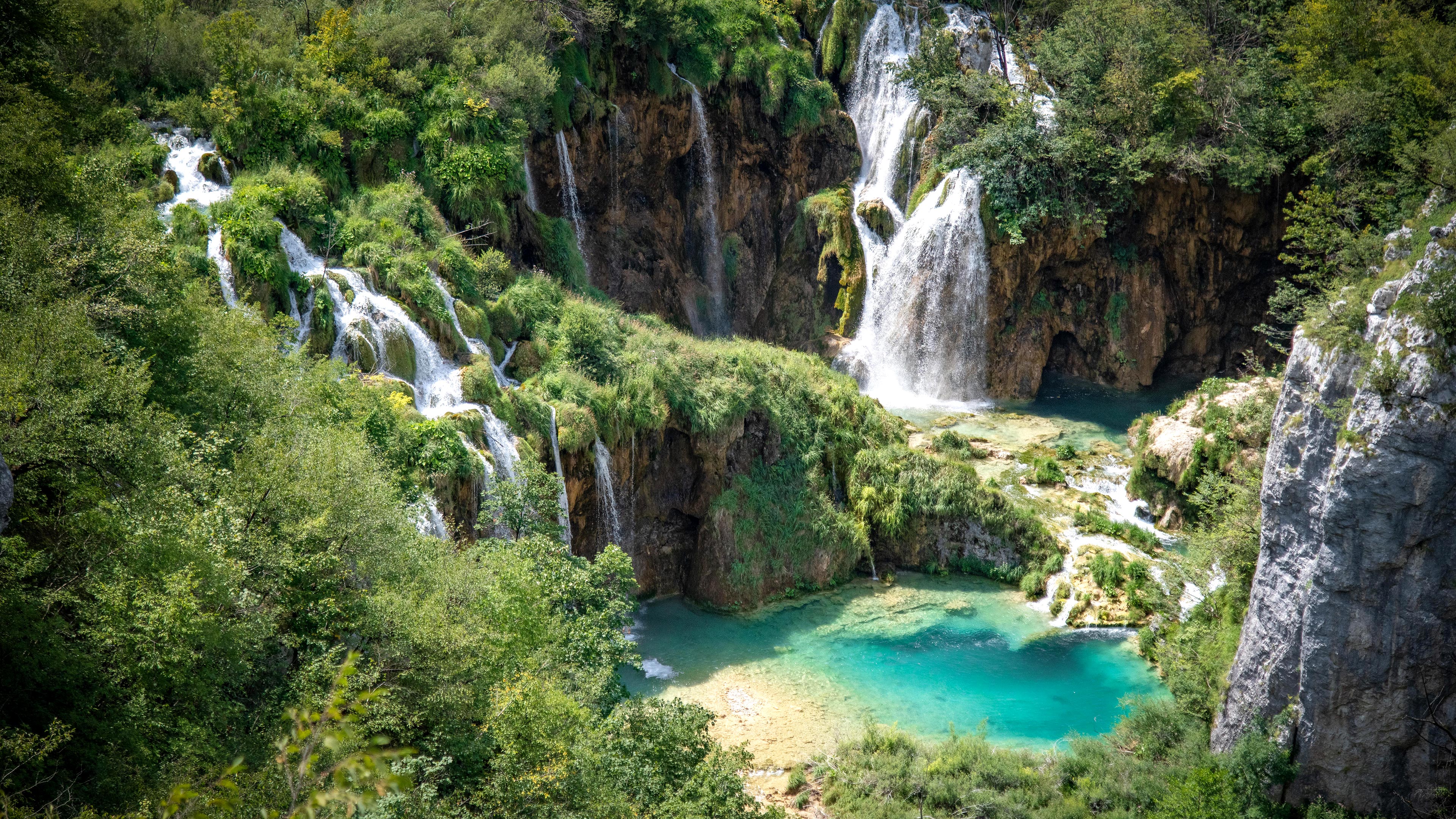 Kaskaden und türkisblaue Pools der Plitvicer Seen aus der Vogelperspektive