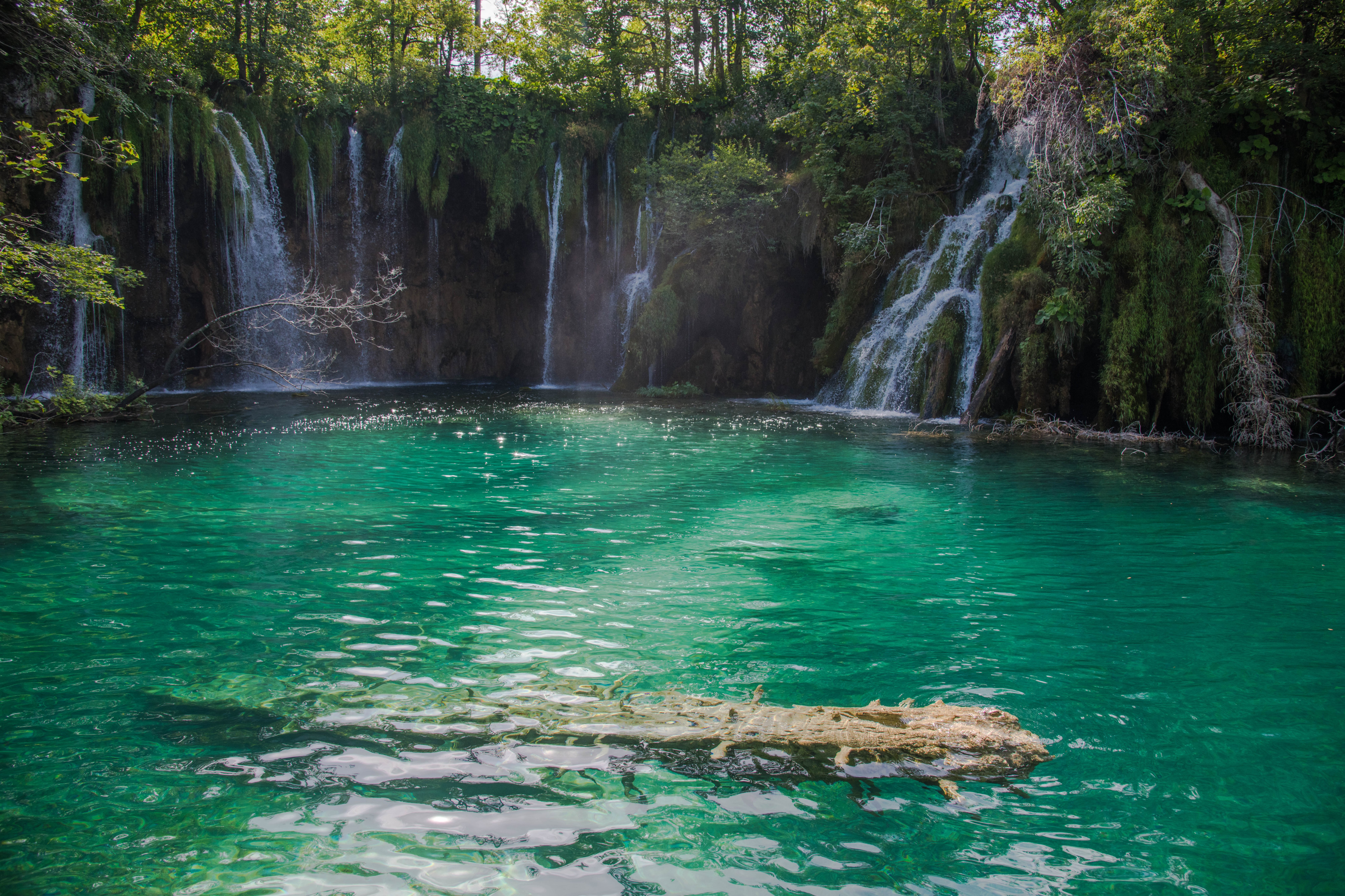 Blick auf Wasserfall-Kaskaden und türkisblaues Wasser